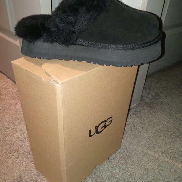 UGG Clogs/ Mules - Picture 2 of 3